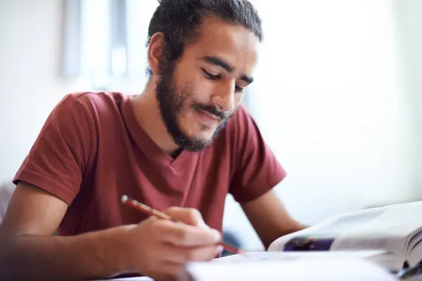 Universidad Estudiante Hombre Leyendo Libro Texto Para Educación Con Beca — Foto de Stock