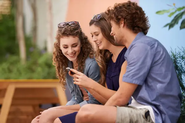 Studenti College Telefono Con Social Media Amici All Aperto Navigare — Foto Stock