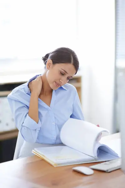 Documento Estrés Mujer Negocios Oficina Dolor Cuello Papeleo Informe Planificación — Foto de Stock