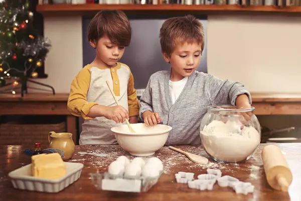 Děti Pečení Hraní Kuchyni Moukou Doma Lepení Ingrediencemi Zákusek Děti — Stock fotografie