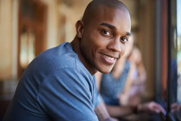 Retrato Sonrisa Hombre Negro Cafetería Para Relajarse Cara Alegre Positiva — Foto de Stock