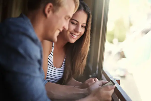 爱情和社交媒体与夫妇在咖啡店 在窗口交流或约会 与快乐的年轻女性和在咖啡馆或餐馆里的女性一起发短信的微笑 应用或短信 — 图库照片