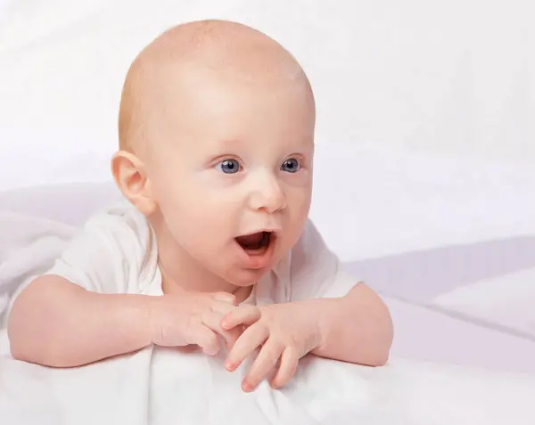 Bébé Mignon Enfant Choqué Sur Lit Pour Curiosité Réaction Surprise — Photo