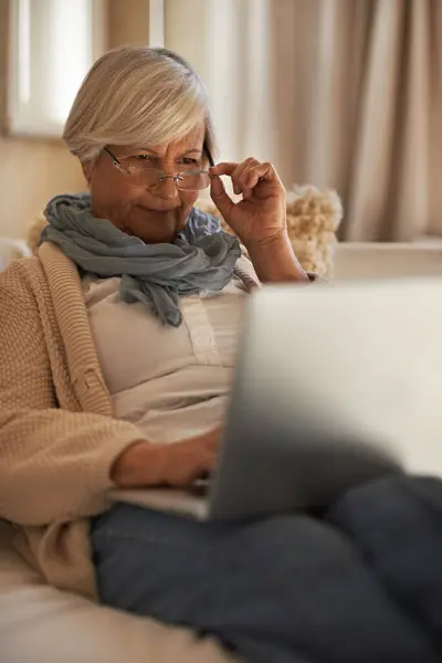 Starsza Kobieta Laptop Internet Strony Internetowej Domu Planowania Emerytalnego Okulary — Zdjęcie stockowe