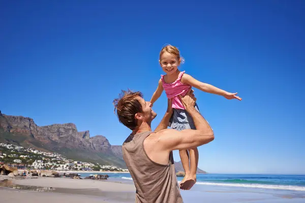 Amor Avión Padre Levantando Niños Una Playa Para Viajar Divertirse —  Fotos de Stock