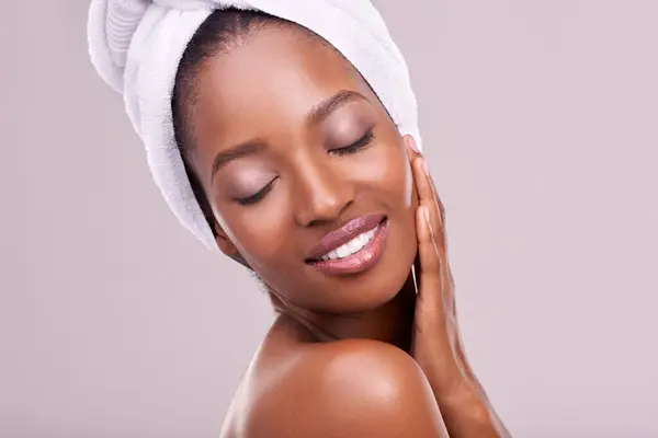 Πετσέτα Μαλλιών Ομορφιά Χαρούμενη Μαύρη Γυναίκα Στούντιο Για Περιποίηση Δέρματος — Φωτογραφία Αρχείου