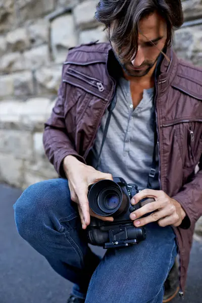 Man Photographer Change Camera Lens Work Portfolio Outdoor Shoot London — Stock Photo, Image