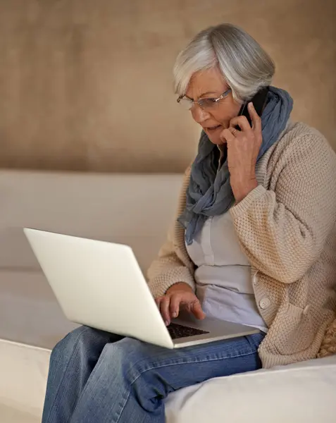 Starsza Kobieta Telefon Komunikacja Laptopie Kontakt Pomoc Przeglądaniu Stronie Internetowej — Zdjęcie stockowe