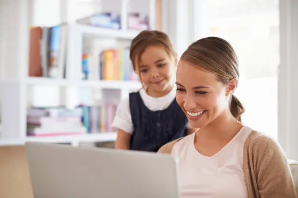 Thuis Familie Moeder Met Meisje Laptop Internet Met Online Lezen — Stockfoto