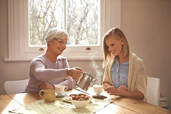 Gelukkig Vrouw Grootmoeder Met Thee Thuis Voor Brunch Hechting Bezoek — Stockfoto