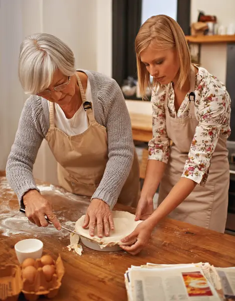 孙子孙女一起在厨房烘焙无麸质的自制派 粘合和学习奶奶的食谱 老年人 妇女和配料 与家人和爱一起准备或烹调 — 图库照片