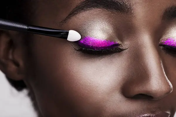 Primer Plano Mujer Negra Pestañas Pincel Para Sombra Ojos Con —  Fotos de Stock