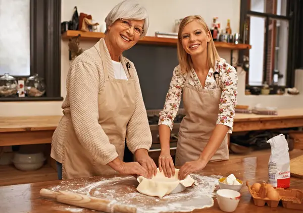 Érett Anya Portré Sütés Konyhában Segítve Étkezés Készül Együtt Vacsorára — Stock Fotó