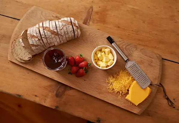グルメ朝のスナックのためのジャム 新鮮なイチゴと朝食 ボードとチーズ 味わいと美味しい素朴なブランチの食べ物 フルーツ ハイアングル — ストック写真