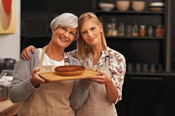 肖像画 快乐的女人和年老的母亲 带着派在厨房里 做饭或微笑的家人一起在家里展示自制的食物 女儿或年长的妈妈配上甜点 糕点或帮助烘焙 — 图库照片