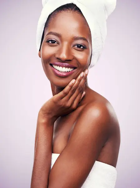 Mujer Retrato Toalla Para Belleza Estudio Con Cuidado Piel Dermatología —  Fotos de Stock