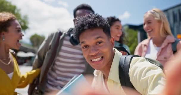Estudiante Universitario Amigos Feliz Con Selfie Abrazo Diversidad Campus Verano — Vídeo de stock