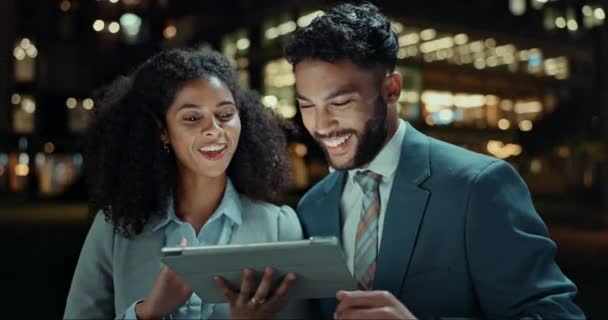 Geschäftsleute Besprechung Und Tablet Der Nacht Mit Team Digitalem Zeitplan — Stockvideo