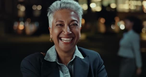 Bizneswoman Miasto Uśmiech Nocy Podróży Dojazdy Podekscytowany Kariery Prawnej Pracy — Wideo stockowe