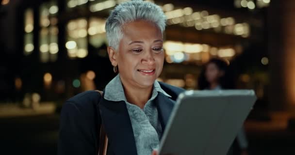 Affari Notte Donna Con Tablet Città Internet Con App Digitale — Video Stock