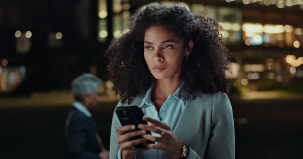 Tænker Telefon Glad Business Kvinde Gade Natten Med Sociale Medier – Stock-video