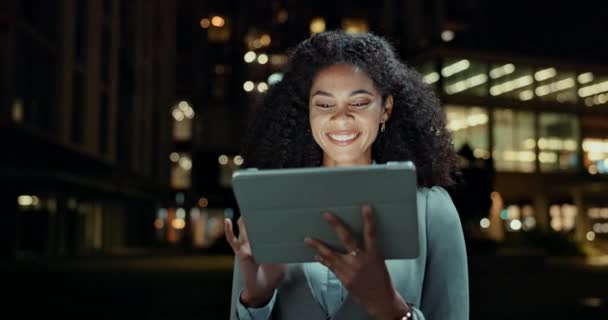 Tablet Risa Mujer Feliz Una Ciudad Por Noche Con Divertidas — Vídeos de Stock