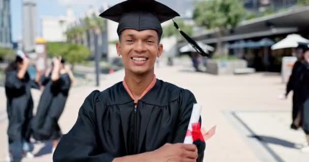 Tvář Promoce Paže Zkřížené Studentem Venku Univerzitě Portrét Vzdělání Certifikát — Stock video