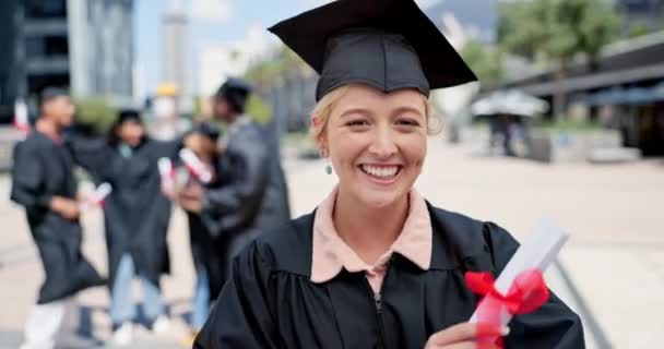 Πρόσωπο Αποφοίτηση Και Αστείο Φοιτήτρια Υπαίθρια Στην Πανεπιστημιούπολη Του Πανεπιστημίου — Αρχείο Βίντεο
