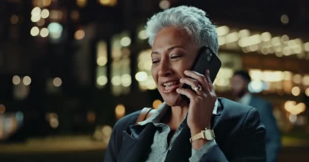 Nat Professionel Kvinde Med Telefonopkald Til Kommunikation Netværk Udendørs Chat – Stock-video