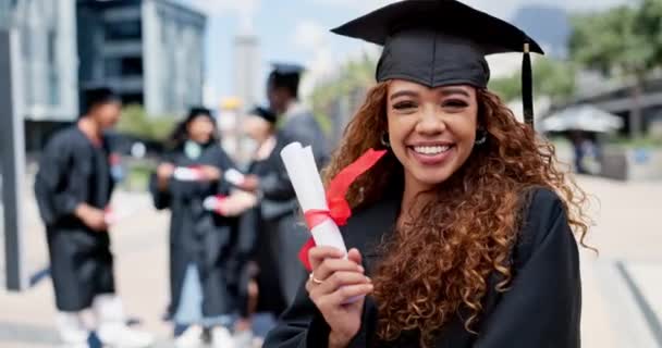 在大学校园里 与黑人女子一起面对 上学和毕业 在毕业典礼上欢快的年轻学生在庆祝活动中的形象 教育和成功 — 图库视频影像