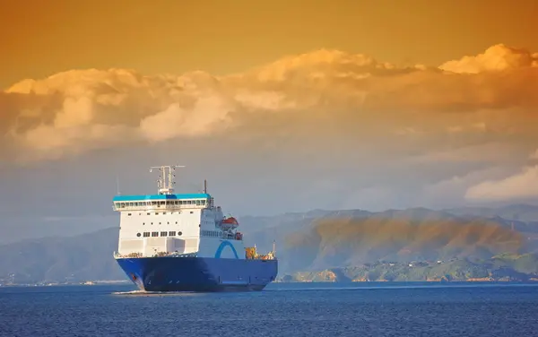 Nave Océano Montaña Atardecer Para Viajar Con Nubes Agua Transporte — Foto de Stock