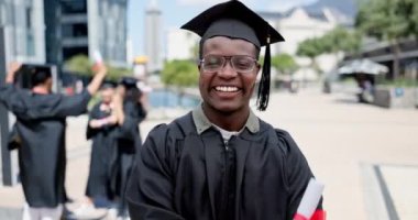 Siyahi bir öğrenciyle üniversite kampüsünde yüz, eğitim ve mezuniyet. Portre, gülümseme ve sertifika ile mutlu bir genç okul töreninde gülüyor..