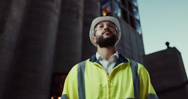 Ingeniør Mand Tænker Udendørs Byen Natten Med Løsning Forretningsplanlægning Med – Stock-video