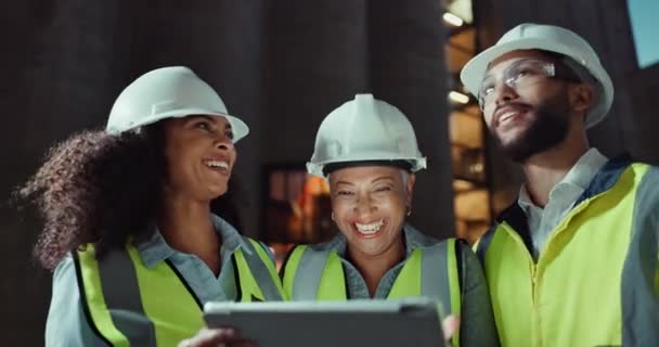 Construção Equipe Rindo Por Tablet Para Planejamento Noite Engenharia Civil — Vídeo de Stock