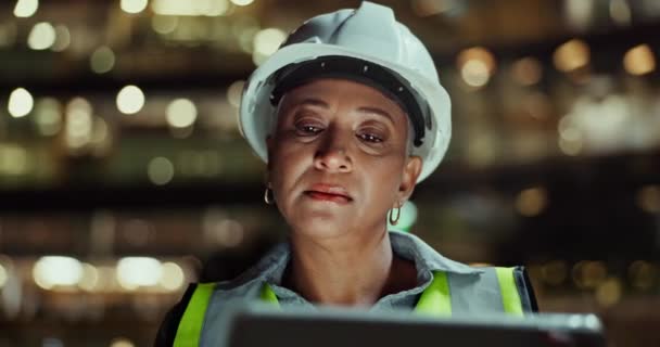 Ingeniero Mujer Leyendo Tableta Para Construcción Noche Pensando Plan Construcción — Vídeo de stock