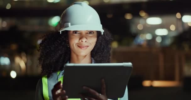 技術のためのタブレット 都市の構造のための夜の土木工学のアプリが付いているエンジニア 女性および表面 都市開発のためのポートレート 幸せまたはプロの請負業者またはオンライン研究 — ストック動画
