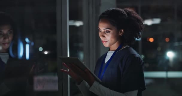 Médico Mujer Tableta Noche Con Mecanografía Lectura Sonrisa Para Obtener — Vídeos de Stock
