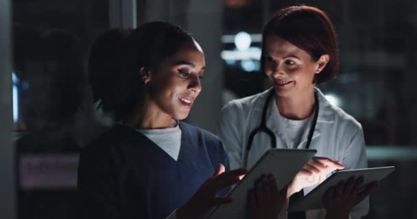 Artsen Vrouwen Nachts Gelukkig Met Tablet Rapport Planning Voor Medische — Stockvideo