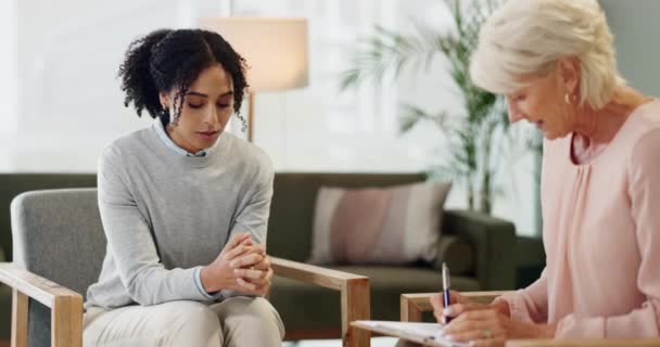 Terapia Aconselhamento Mulher Negra Triste Com Psicólogo Para Consulta Conversa — Vídeo de Stock