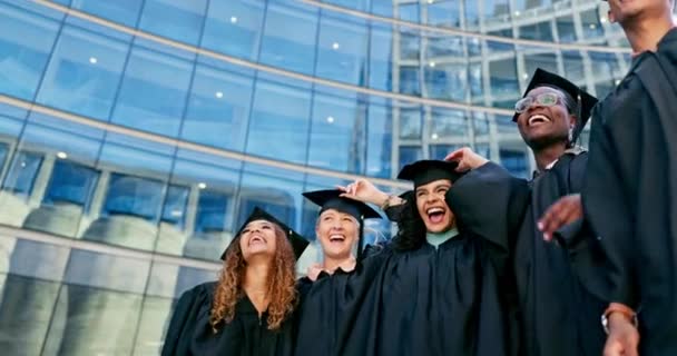Eğitim Mezuniyet Öğrenci Arkadaşlarının Törende Şapkalarını Bir Araya Getirmesi Üniversite — Stok video