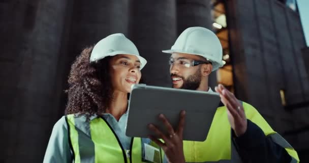 Engenheiro Pessoas Conversando Por Tablet Para Colaboração Aplicativo Engenharia Civil — Vídeo de Stock