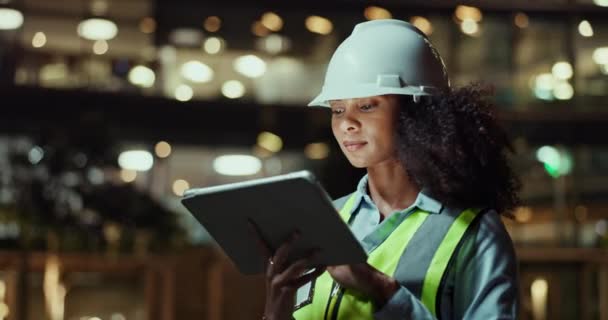 エンジニア 建築家 エンジニアリングのためのタブレット研究 建設現場の建設 プロジェクト通知 アーキテクチャに関するニュースを読む人 夜または請負業者 — ストック動画