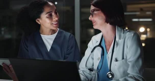 Lekarze Kobiety Zespół Nocy Laptopem Tabletem Dyskusji Badania Medyczne Uśmiechem — Wideo stockowe