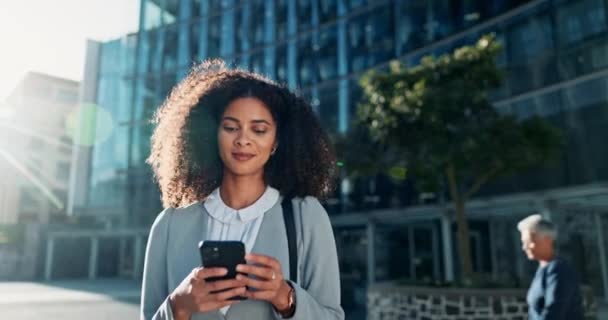 Forretningskvinde Rejser Glad Besked Mobiltelefon Meddelelse Mail Jobtilbud Byen Corporate – Stock-video