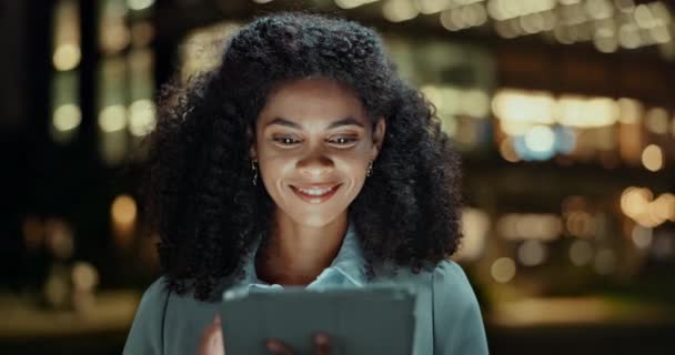Tablet Tertawa Atau Wanita Bisnis Yang Bahagia Kota Pada Malam — Stok Video