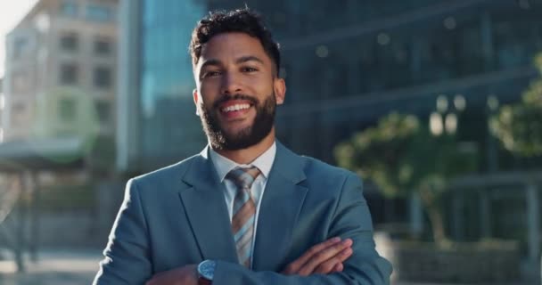 Stadt Porträt Und Selbstbewusster Geschäftsmann Mit Lächeln Gelegenheit Oder Makler — Stockvideo