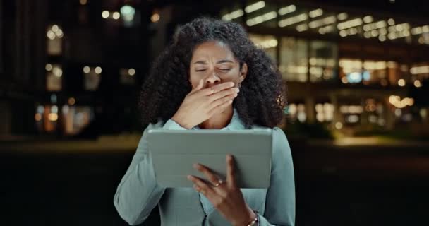 Планшет Позіхання Втомилася Бізнес Леді Місті Вночі Низькою Енергією Виснаженою — стокове відео