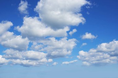 Mavi gökyüzü, bulutlar ve doğa hava veya açık hava iklimi ile havada doğal manzara. Temiz ozon manzarası, cennet manzarası veya ufku, yoğunlaşma veya atmosferdeki açık bulutlu bir gün..