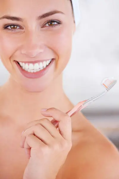 微笑和妇女的肖像刷牙健康 健康和早晨的口述例程 有口腔清洁 卫生或牙科治疗的自我护理 牙科和年轻女性 — 图库照片
