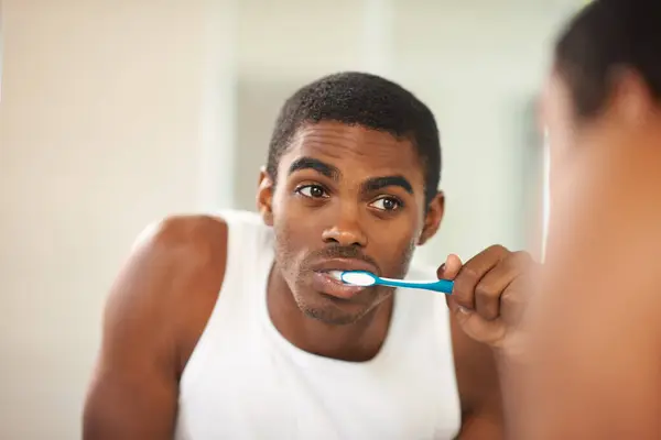 Kamar Mandi Pria Kulit Hitam Dan Sikat Gigi Untuk Kebersihan — Stok Foto